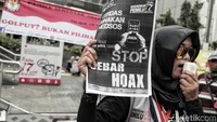 Selain melakukan kegiatan anti golput, petugas KPU juga menghimbau warga untuk tidak mudah percaya dan memberitakan berita bohong (hoax).