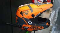 Kenapa Helm Trail Punya Moncong Panjang?