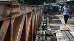 Penampakan Jembatan Kayu Tak Terawat di Tanah Abang, Berani Lewat?