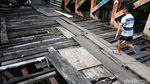 Penampakan Jembatan Kayu Tak Terawat di Tanah Abang, Berani Lewat?