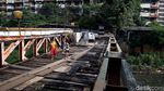 Penampakan Jembatan Kayu Tak Terawat di Tanah Abang, Berani Lewat?