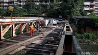 Jembatan itu sering digunakan warga untuk melintasi dua kelurahan di Tanah Abang.