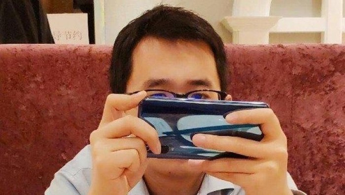 Perangkat ini diduga kuat sebagai Xiaomi Mi 9. (Foto: Weibo via SlashLeaks.com) Perangkat ini diduga kuat sebagai Xiaomi Mi 9. (Foto: Weibo via SlashLeaks.com)