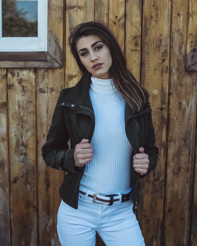 Kami selalu berjaga-jaga dengan alarm yang dinyalakan tiap lima menit. Strategi kami hanya dua menit perfoto, diikuti lima menit berada dalam ruangan agar tetap hangat. Kita juga punya selimut yang siaga ketika aku ingin memakainya atau tidak selama pemotretan. Latihan yang biasa untuk setiap pemotretan di musim dingin, kata Bryn kepada People. Foto: Dok. Instagram @gotbryn