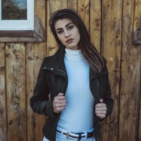 Kami selalu berjaga-jaga dengan alarm yang dinyalakan tiap lima menit. Strategi kami hanya dua menit perfoto, diikuti lima menit berada dalam ruangan agar tetap hangat. Kita juga punya selimut yang siaga ketika aku ingin memakainya atau tidak selama pemotretan. Latihan yang biasa untuk setiap pemotretan di musim dingin, kata Bryn kepada People. Foto: Dok. Instagram @gotbryn