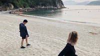 Angelina sepertinya sangat suka ke pantai. Dia pun kaget ada pantai seindah ini di dekat pusat Kota Hong Kong (Instagram/angelinadanilova)