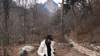 Selama di Korea Selatan, Angelina juga sering kali menjelajahi Negeri Gingseng tersebut. Ini gayanya saat di Gunung Bukhan, sebelah utara Seoul (Instagram/angelinadanilova)