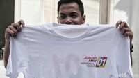 Lalu ada pula souvenir berupa pakaian dengan hiasan di bagian kiri bertuliskan Jokowi-Amin Indonesia Maju dan nomor urut 1.