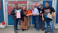 Mereka juga membawa bingkisan dalam bungkusan warna merah. Ada huruf beraksara China di bungkus tersebut. Foto: dok. Lieus Sungkharisma