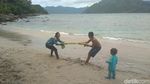 Foto: Lihat Lagi Aksi Santai Menteri Susi di Pantai Mutiara Trenggalek