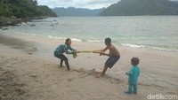 Pantai Mutiara pun mempunyai pesona alam yang indah dengan pasir putih dan laut biru (Adhar Muttaqin/detikTravel)
