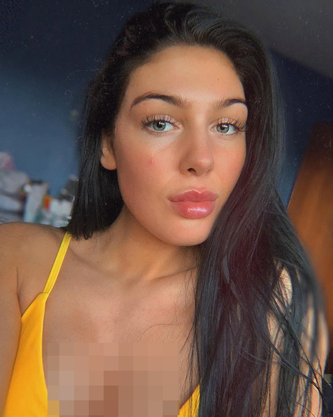 Komentar netizen sebagian besar menghujat Holly. Ada yang mengatakan kalau wanita itu terlalu insecure sampai harus membuat kekasihnya memakai kaus bergambar wajahnya hingga ada yang menyebutnya psycho. Namun ada juga netizen yang menganggap ide Holly tersebut menarik untuk dilakukan. Foto: Instagram @hollycockerill