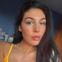 Komentar netizen sebagian besar menghujat Holly. Ada yang mengatakan kalau wanita itu terlalu insecure sampai harus membuat kekasihnya memakai kaus bergambar wajahnya hingga ada yang menyebutnya psycho. Namun ada juga netizen yang menganggap ide Holly tersebut menarik untuk dilakukan. Foto: Instagram @hollycockerill