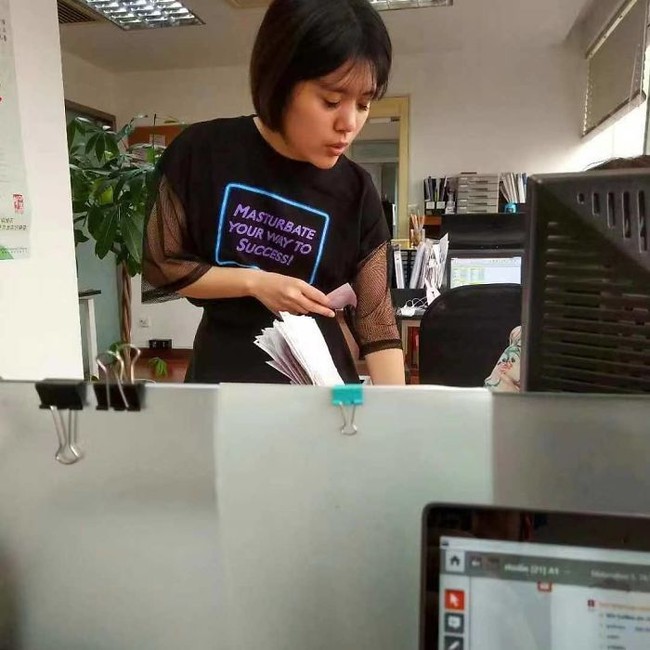 Seorang netizen di China mendokumentasikan beberapa gaya busana warga Negeri Tirai Bambu yang eksentrik. Salah satunya kaus yang dipakai wanita ini. Kaus tersebut bertuliskan salah satu resep menuju kesuksesan. Inikah kiat sukses yang paling jitu?  (Foto: Instagram/boredpanda)