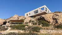 Perusahaan arsitek di Stockholm, OOAK membangun rumah di atas tebing Laut Aegean, kepulauan Karpathos Yunani. Istimewa/inhabitat.