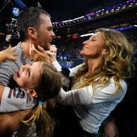 Model seksi Gisele Bundchen larut dalam sukacita setelah New England Patriots menang di final football Super Bowl LIII 2019 setelah mengalahkan Los Angeles Rams, Minggu (3/2/2019). Suaminya, Tom Brady, merupakan quaterback dari New England Patriots. (Foto: Getty Images)