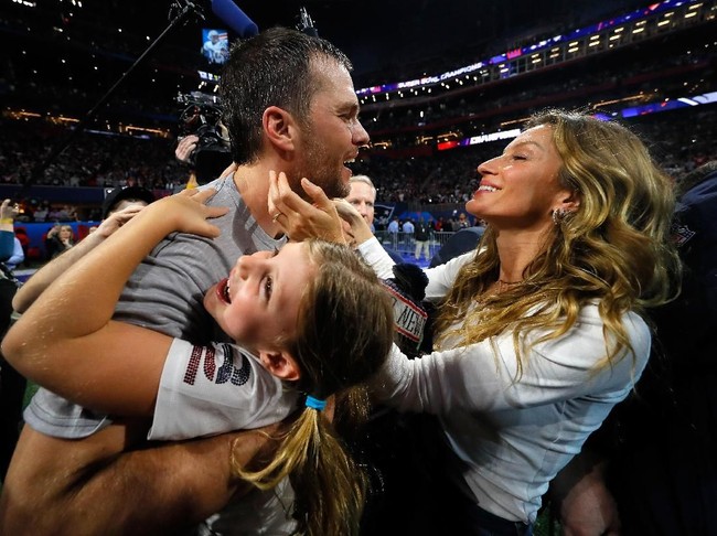 Model seksi Gisele Bundchen larut dalam sukacita setelah New England Patriots menang di final football Super Bowl LIII 2019 setelah mengalahkan Los Angeles Rams, Minggu (3/2/2019). Suaminya, Tom Brady, merupakan quaterback dari New England Patriots. (Foto: Getty Images)