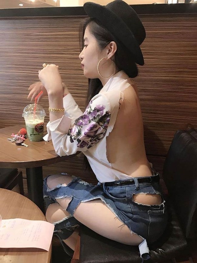 Mempertegas aura seksi pemakainya, tren pakaian backless nggak pernah ketinggalan zaman. Tapi kamu berani pakai model yang seperti ini? (Foto: Instagram/boredpanda)