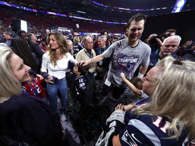 Gisele yang merupakan salah satu model termahal di dunia menikah dengan Tom pada 2009. Kami bertemu setelah dikenalkan oleh teman. Ketika aku melihatnya, dia tersenyum dan  aku berpikir, itu adalah senyuman termanis dan paling karismatik yang pernah kulihat, kenang Gisele tentang momen pertemuan pertama mereka seperti dikutip Pop Sugar. (Foto: Getty Images)