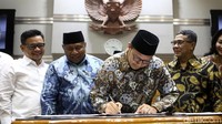 Pengesahan dilakukan Komisi VIII dan Menag di gedung DPR, Senayan, Jakarta, Senin (4/2/2019). Sebelum pengesahan, anggota Komisi VIII menyampaikan pendapat mengenai BPIH tahun 2019. Sepuluh fraksi menyatakan setuju.