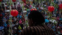 Dalam acara tersebut, ribuan orang akan berkumpul untuk berebut mendapatkan kue keranjang yang dibawa oleh penyelenggara acara kirab Grebeg Sudiro.