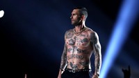 Di tengah penampilannya di Super Bowl Halftime Show, Adam Levine melepas bajunya. Foto: Kevin Winter/Getty Images