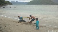Namun Susi menyayangkan rusaknya sejumlah terumbu karang di pantai, serta adanya sampah plastik. Melalui Wabup Trenggalek ia berpesan agar menjaga kondisi Pantai Mutiara tetap alami dan bersih dari sampah (Adhar Muttaqin/detikTravel)