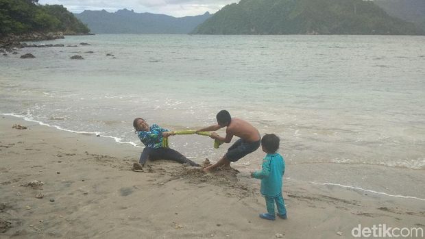 Saat Menteri Susi Nikmati Alam Selatan Trenggalek 