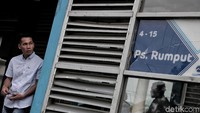 Meski telah dibersihkan masih ada beberapa bagian di halte TransJakarta Pasar Rumput yang nampak rusak dan belum diperbaiki.