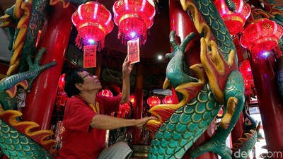 Aksi Bersih-bersih Klenteng Jelang Tahun Baru Imlek