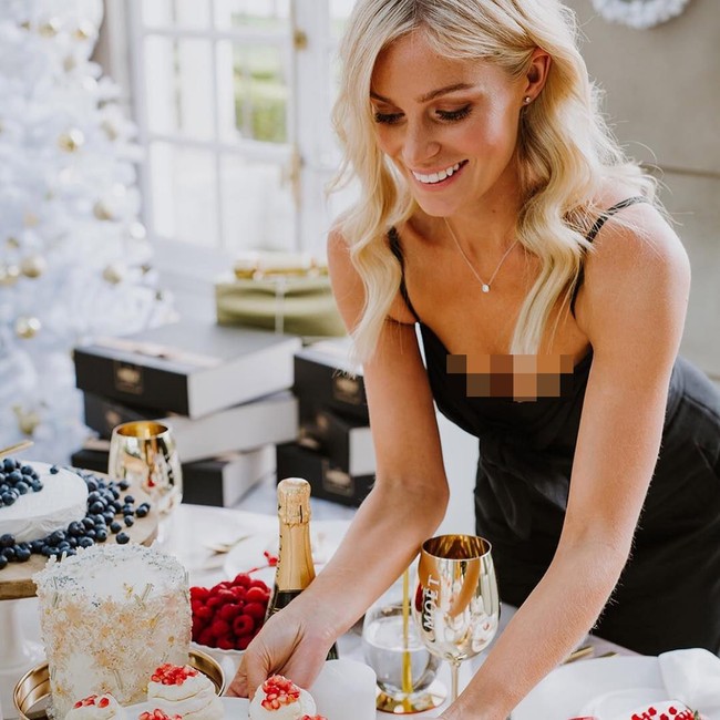 Jess berbagi hal yang agak tiak biasa yang ia lakukan kepada putrinya pada setiap akhir musim panas sebelum anaknya kembali ke sekolah. Ia pun mengungkapkan telah menuangkan saus tomat ke seluruh rambut putrinya. Foto: Instagram