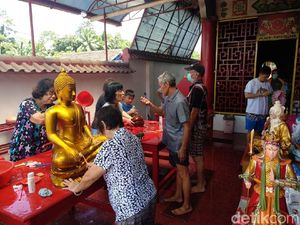 Puluhan Patung di Vihara Jember Dibersihkan dengan Tiga Macam Air