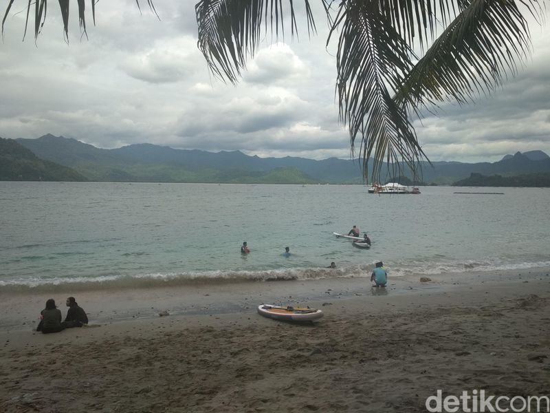 Foto Lihat Lagi Aksi Santai Menteri Susi Di Pantai Mutiara