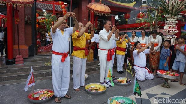 Jelang Imlek warga keturunan Tionghoa di Bali menggelar sembahyang tolak bala. Aktifitas tersebut terlihat di Vihara Dharmayana, Kuta, Bali.