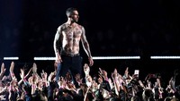 Vokalis yang pernah menjadi pria paling seksi di dunia itu seolah menyihir kaum hawa yang menyaksikan penampilannya. Kevin Winter/Getty Images