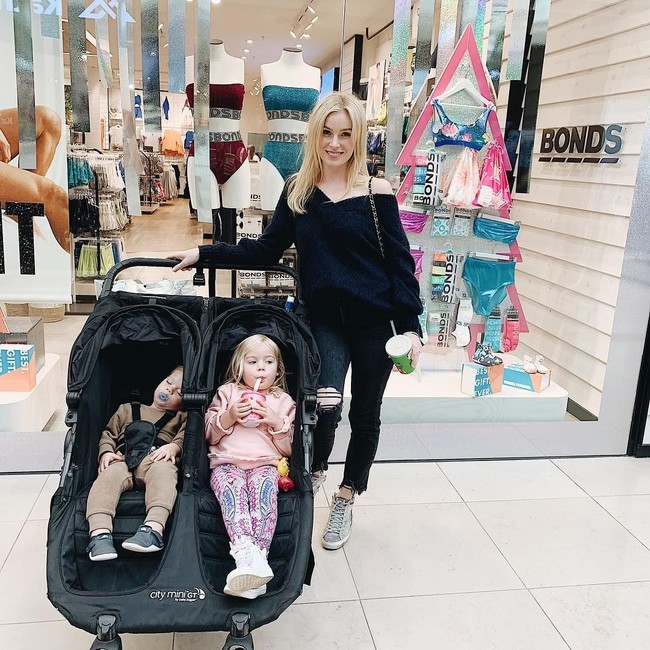 Ternyata itu adalah teknik yang digunakan Jess untuk menghindari munculnya semburat warna hijau di rambut pirang putrinya karena klorin dari kolam renang. Foto: Instagram