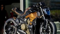 Dilihat dari depan, Panigale V4 versi streetfighter ini mengaplikasikan headlamp Ducati XDiavel, dengan desain yang pipih dikombinasi penggunaan lampu LED DRL. Istimewa/motorcycle.com.