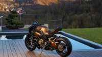 Urusan mesin, Panigale V4 modifikasi naked bike ini masih mempertahankan spesifikasi standar, yakni 1.000 cc V4, dengan muntahan power maksimal mencapai 200 dk. Karena motor ini sudah tidak lagi ber-fairing, maka padatnya area mesin bisa terekspos jelas dan menimbulkan kesan gagah dan berotot. Selain itu, posisi knalpot juga tidak mengganggu karena knalpot menggunakan underbelly yang posisinya ada di bawah dekat dengan mesin. Istimewa/motorcycle.com.