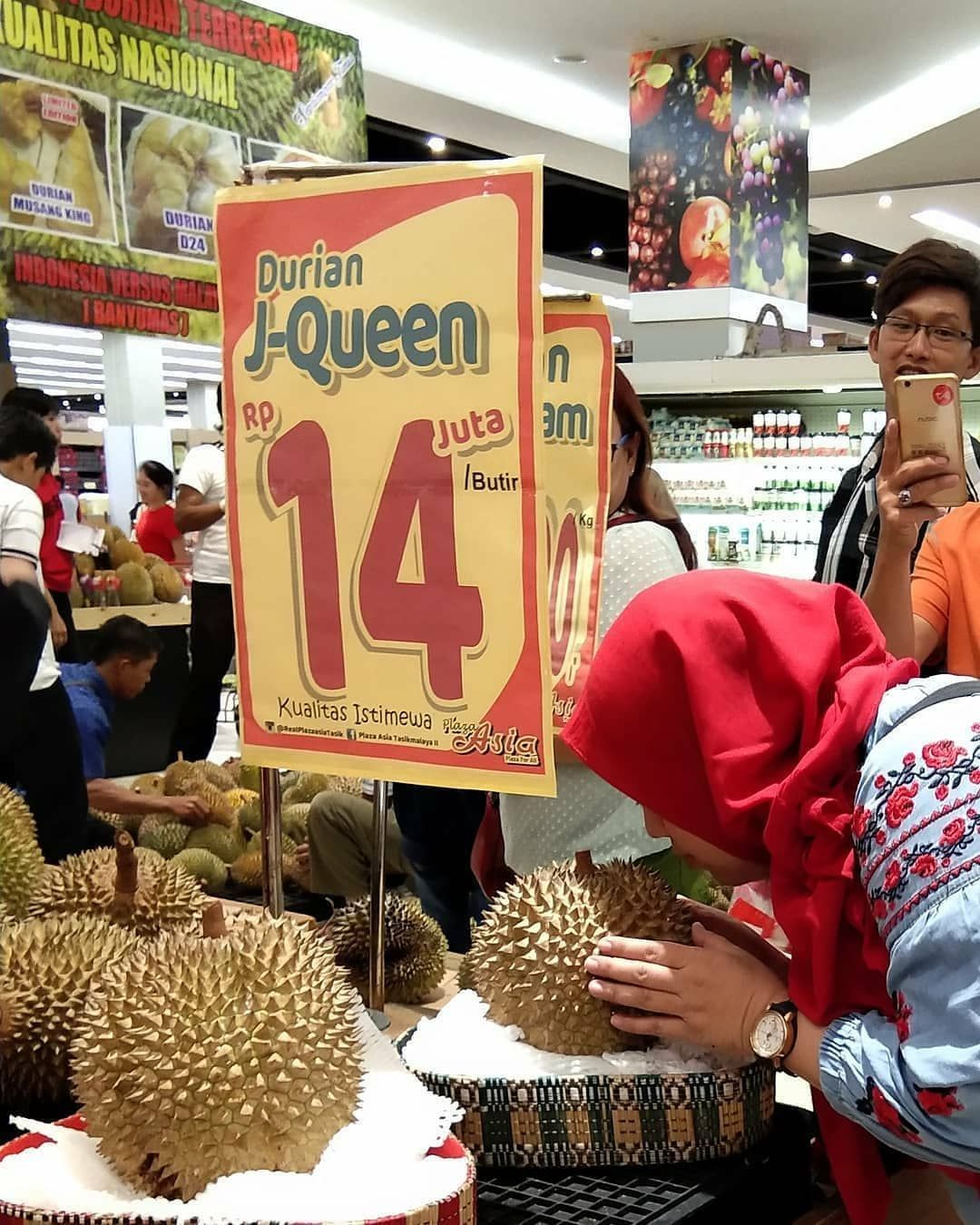 Durian Seharga Rp14 Juta. (INSTAGRAM / @PLAZAASIA.OFFICIAL/via REUTERS)