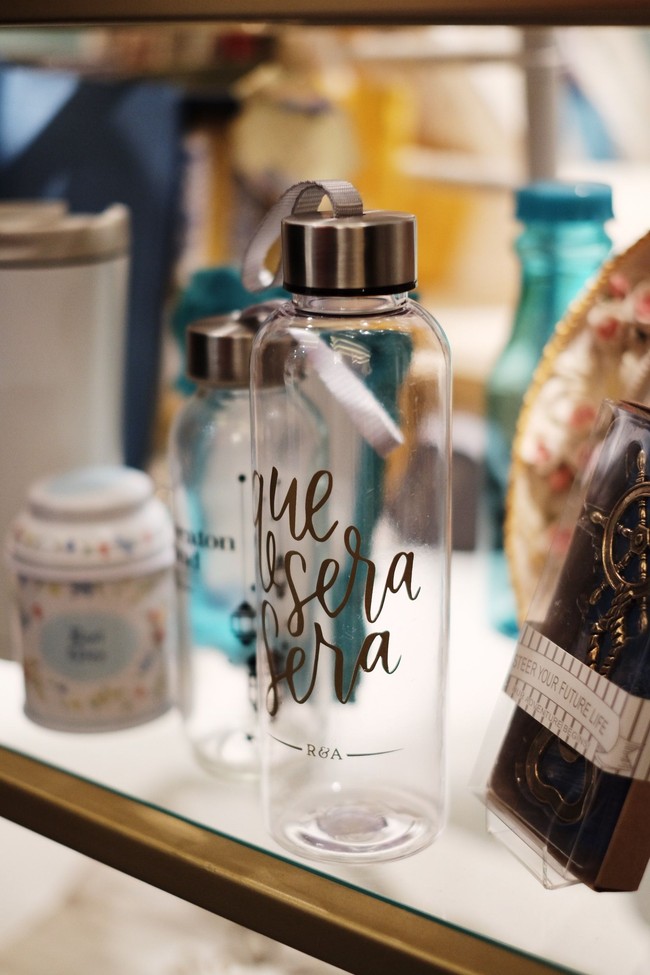 Selain pouch, suvenir yang banyak disukai adalah botol minuman dan tas kanvas. Foto: Silmia Putri/Wolipop