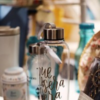 Selain pouch, suvenir yang banyak disukai adalah botol minuman dan tas kanvas. Foto: Silmia Putri/Wolipop