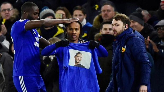 Penyerang Cardiff Bobby Reid memperlihatkan kaus bergambar Emiliano Sala usai mencetak gol. (