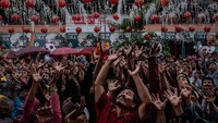 Ribuan warga berkumpul di Pasar Gede Solo untuk memperebutkan kue keranjang di sela-sela acara kirab Grebeg Sudiro, Minggu (3/2/2019) kemarin.