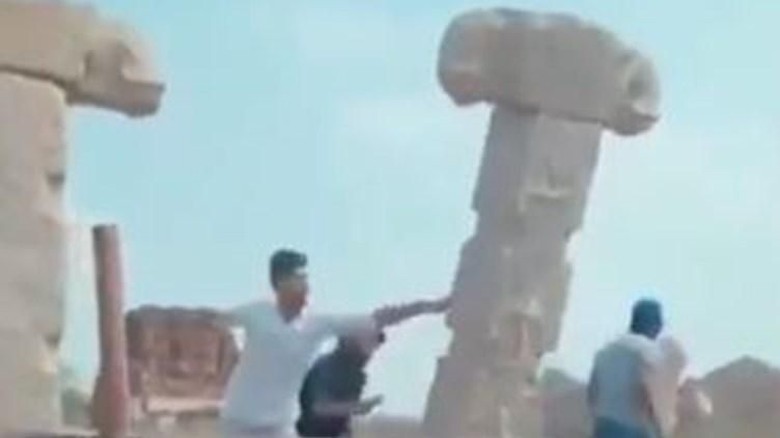 Viral 3 Pria Tendang Pilar di Situs Warisan Dunia UNESCO Hingga Roboh Viral 3 Pria Tendang Pilar di Situs Warisan Dunia UNESCO Hingga Roboh