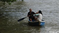 Tak hanya untuk menyebrangi sungai, perahu ini pun bisa untuk menyusuri sungai.