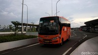 Sementara bus intermoda BSD nampak telah mondar-mandir untuk melayani penumpang.