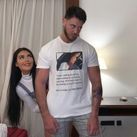 Holly Cockerill merupakan bintang reality show yang juga populer di Instagram. Memiliki followers lebih dari 15 ribu, sosok Holly viral di Twitter setelah mengunggah foto hadiah ulang tahun yang diberikannya pada sang kekasih. Dia menghadiahi pacarnya kaus bergambar foto dirinya disertai tulisan yang menohok Foto: Instagram @hollycockerill