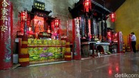 Seorang warga sedang beribadah di dalam Vihara Amurva Bhumi menjelang tahun baru Imlek.