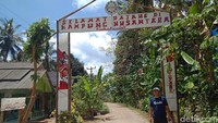 Inilah gapura masuk menuju ke Kampung Nusantara di Pangandaran. Di kampung ini, wisatawan bisa tinggal di homestay murah sekaligus berkegiatan sosial dengan warga. (Andi Nurroni/detikTravel)