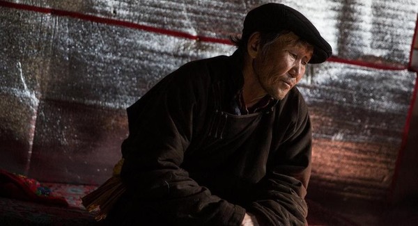 Suku Dukha secara tradisional tinggal di teepees, dikenal sebagai ortz, agar sesuai dengan gaya hidup nomaden mereka. Dibangun menggunakan kayu dan dibungkus dengan kain kanvas untuk berlindung (Taylor Weidman/BBC Travel) Suku Dukha secara tradisional tinggal di teepees, dikenal sebagai ortz, agar sesuai dengan gaya hidup nomaden mereka. Dibangun menggunakan kayu dan dibungkus dengan kain kanvas untuk berlindung (Taylor Weidman/BBC Travel)